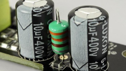 工业与消费电子电容正负极检测全攻略：万用表到LCR电桥的实操进阶